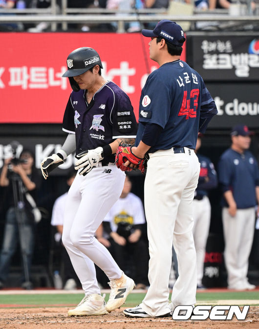 [OSEN=수원, 조은정 기자]13일 수원 KT위즈파크에서 2026 신한 SOL KBO리그 KT 위즈와 롯데 자이언츠의 경기가 열렸다.이날 KT는 소형준, 롯데는 나균안을 선발로 내세웠다.3회말 1사 2,3루에서 롯데 나균안이 폭투로 KT 김민혁의 득점을 허용한 뒤 아쉬워하고 있다. 2026.09.13 /cej@osen.co.kr