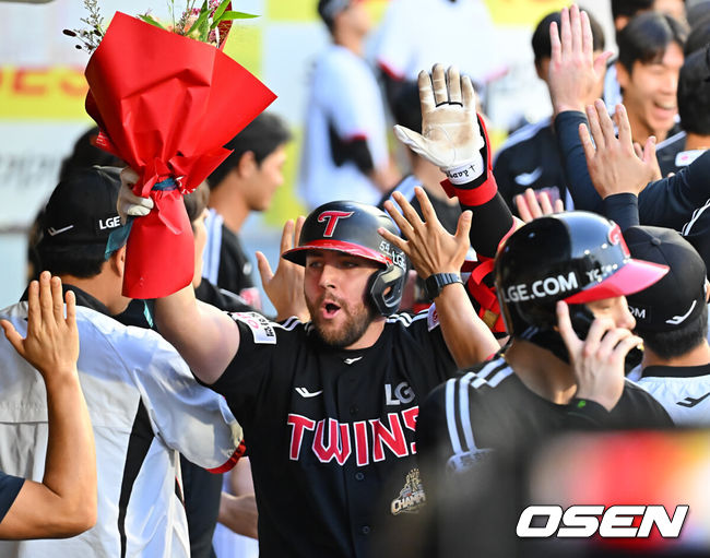 [OSEN=대구, 이석우 기자] 13일 대구삼성라이온즈파크에서 2026 신한 SOL KBO 리그 삼성 라이온즈와 LG 트윈스의 경기가 열렸다. 홈팀 삼성은 최원태가, 방문팀 LG는 임찬규가 선발 출전했다. LG 트윈스 오스틴이 4회초 2사 1,2루 좌월 3점 홈런을 치고 단일 시즌 역대 구단 최다 39호 홈런 기록을 세우고 축하 꽃다발을 들고 기뻐하고 있다. 2026.09.13 / foto0307@osen.co.kr