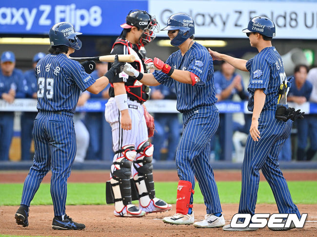[OSEN=대구, 이석우 기자] 13일 대구삼성라이온즈파크에서 2026 신한 SOL KBO 리그 삼성 라이온즈와 LG 트윈스의 경기가 열렸다. 홈팀 삼성은 최원태가, 방문팀 LG는 임찬규가 선발 출전했다. 삼성 라이온즈 박승규가 1회말 1사 1루 좌월 2점 홈런을 치고 김성윤에게서 배트를 받고 있다. 2026.09.13 / foto0307@osen.co.kr