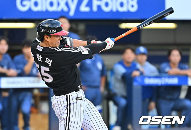 [OSEN=대구, 이석우 기자] 13일 대구삼성라이온즈파크에서 2026 신한 SOL KBO 리그 삼성 라이온즈와 LG 트윈스의 경기가 열렸다. 홈팀 삼성은 최원태가, 방문팀 LG는 임찬규가 선발 출전했다. LG 트윈스 송찬의가 3회초 2사 만루 좌익수 앞 2타점 안타를 치고 있다. 2026.09.13 / foto0307@osen.co.kr