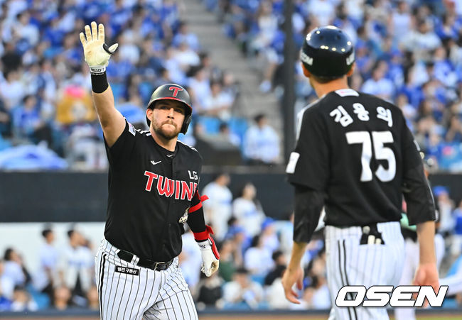[OSEN=대구, 이석우 기자] 13일 대구삼성라이온즈파크에서 2026 신한 SOL KBO 리그 삼성 라이온즈와 LG 트윈스의 경기가 열렸다. 홈팀 삼성은 최원태가, 방문팀 LG는 임찬규가 선발 출전했다. LG 트윈스 오스틴이 4회초 2사 1,2루 좌월 3점 홈런을 치고 단일 시즌 역대 구단 최다 39호 홈런 기록을 세우고 세리머니를 하고 있다. 2026.09.13 / foto0307@osen.co.kr