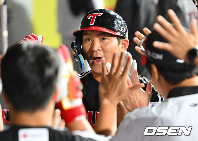 [OSEN=대구, 이석우 기자] 13일 대구삼성라이온즈파크에서 2026 신한 SOL KBO 리그 삼성 라이온즈와 LG 트윈스의 경기가 열렸다. 홈팀 삼성은 최원태가, 방문팀 LG는 임찬규가 선발 출전했다. LG 트윈스 오지환이 7회초 우월 솔로 홈런을 치고 하이파이브를 하고 있다. 2026.09.13 / foto0307@osen.co.kr