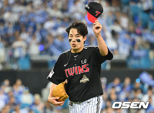 [OSEN=대구, 이석우 기자] 13일 대구삼성라이온즈파크에서 2026 신한 SOL KBO 리그 삼성 라이온즈와 LG 트윈스의 경기가 열렸다. 홈팀 삼성은 최원태가, 방문팀 LG는 임찬규가 선발 출전했다. LG 트윈스 임찬규가 7회말 2사 삼성 라이온즈 김지찬을 유격수 땅볼로 잡고 환호하는 팬들에게 감사 인사를 하고 있다. 2026.09.13 / foto0307@osen.co.kr