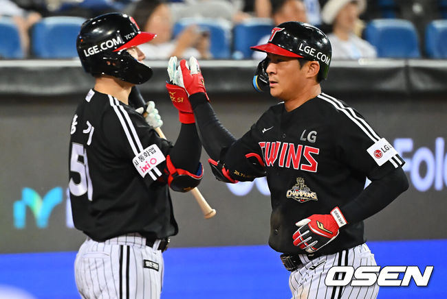 [OSEN=대구, 이석우 기자] 13일 대구삼성라이온즈파크에서 2026 신한 SOL KBO 리그 삼성 라이온즈와 LG 트윈스의 경기가 열렸다. 홈팀 삼성은 최원태가, 방문팀 LG는 임찬규가 선발 출전했다. LG 트윈스 오지환이 8회초 2사 3루 중월 2점 홈런을 치고 하이파이브를 하고 있다. 2026.09.13 / foto0307@osen.co.kr