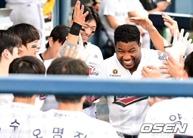 [OSEN=잠실, 지형준 기자]13일 서울 잠실야구장에서 2026 신한 SOL KBO리그 두산 베어스와 NC 다이노스의 경기가 열렸다.이날 두산은 최민석, NC는 토다가 선발로 나섰다.3회말 2사에서 두산 세베리노가 우월 솔로포를 날리며 동료선수들과 기뻐하고 있다. 2026.09.13 / jpnews@osen.co.kr