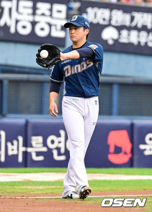 [OSEN=잠실, 지형준 기자]13일 서울 잠실야구장에서 2026 신한 SOL KBO리그 두산 베어스와 NC 다이노스의 경기가 열렸다.이날 두산은 최민석, NC는 토다가 선발로 나섰다.2회말 NC 토다가 선제 실점을 허용하며 아쉬워하고 있다. 2026.09.13 / jpnews@osen.co.kr