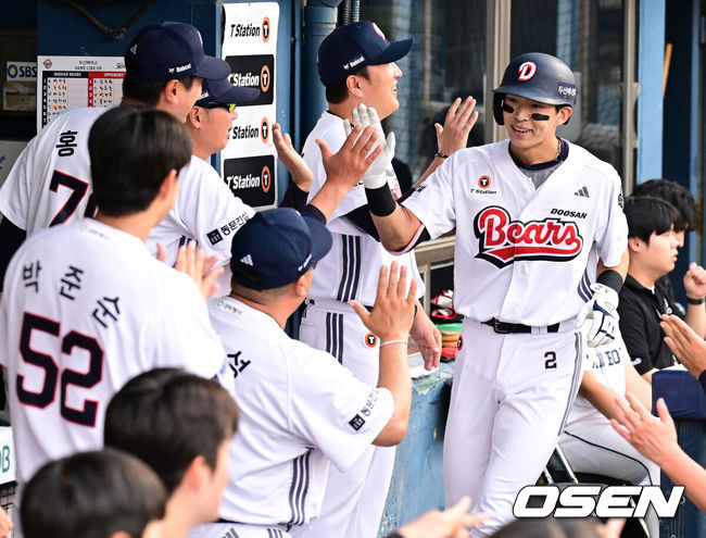 [OSEN=잠실, 지형준 기자]13일 서울 잠실야구장에서 2026 신한 SOL KBO리그 두산 베어스와 NC 다이노스의 경기가 열렸다.이날 두산은 최민석, NC는 토다가 선발로 나섰다.3회말 2사 2루에서 두산 김민석이 우월 투런포를 날리고 김원형 감독을 비롯한 코칭스태프와 하이파이브를 하고 있다. 2026.09.13 / jpnews@osen.co.kr