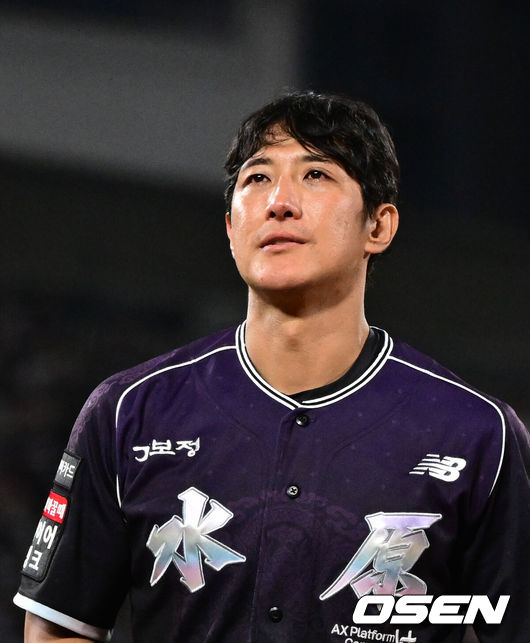 [OSEN=수원, 조은정 기자]13일 수원 KT위즈파크에서 2026 신한 SOL KBO리그 KT 위즈와 롯데 자이언츠의 경기가 열렸다.이날 KT는 소형준, 롯데는 나균안을 선발로 내세웠다.7회초 KT 3루수 황재균이 교체되고 있다. 2026.09.13 /cej@osen.co.kr