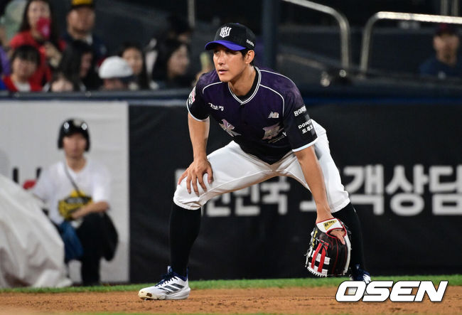 [OSEN=수원, 조은정 기자]13일 수원 KT위즈파크에서 2026 신한 SOL KBO리그 KT 위즈와 롯데 자이언츠의 경기가 열렸다.이날 KT는 소형준, 롯데는 나균안을 선발로 내세웠다.7회초 KT 3루수 황재균이 수비를 준비하고 있다. 2026.09.13 /cej@osen.co.kr