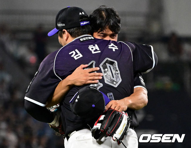 [OSEN=수원, 조은정 기자]13일 수원 KT위즈파크에서 2026 신한 SOL KBO리그 KT 위즈와 롯데 자이언츠의 경기가 열렸다.이날 KT는 소형준, 롯데는 나균안을 선발로 내세웠다.7회초 KT 3루수 황재균이 교체되며 김현수와 인사를 나누고 있다. 2026.09.13 /cej@osen.co.kr