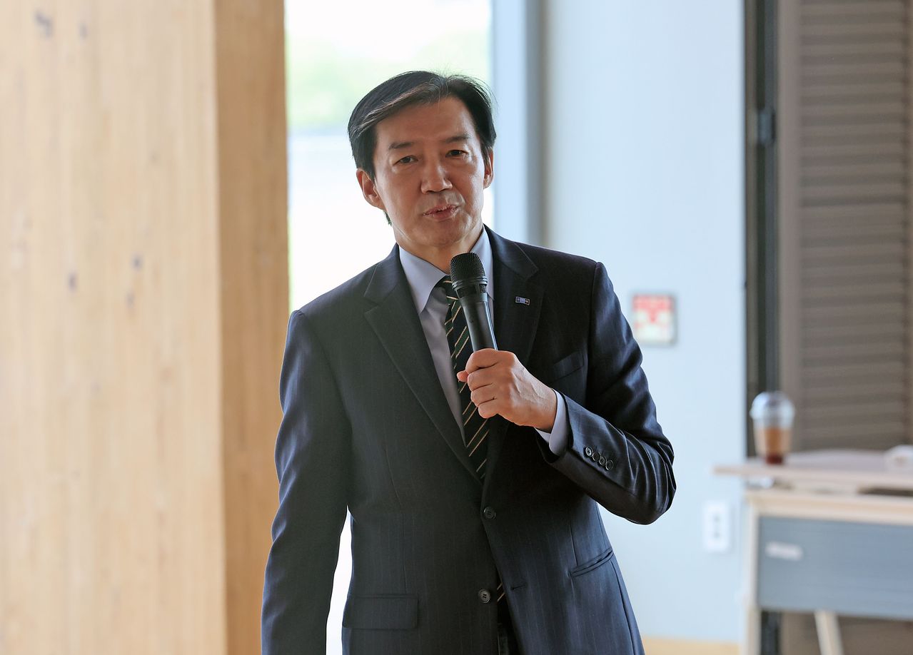 조국 혁신정책연구원장이 2일 오후 전남광주 신안군 압해읍 보훈회관에서 열린 '2026 신안군 명사 초청 특강'에서 '호남정치의 미래'를 주제로 강연하고 있다. 뉴스1