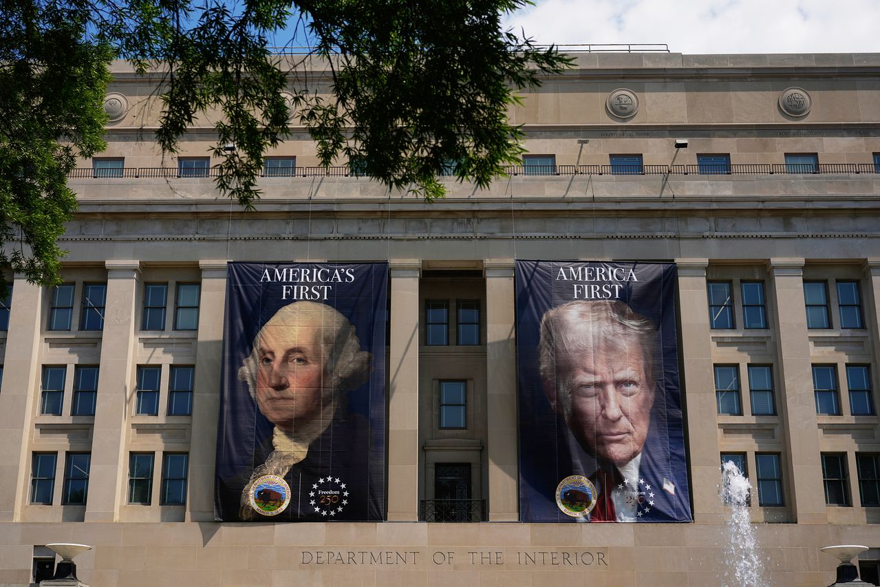 지난 6월 25일 워싱턴의 내무부에서 ‘America’s First’라고 적힌 조지 워싱턴 대통령 현수막(왼쪽)과 ‘America First’라고 적힌 도널드 트럼프 대통령 현수막이 나란히 걸려 있다. AP=연합뉴스