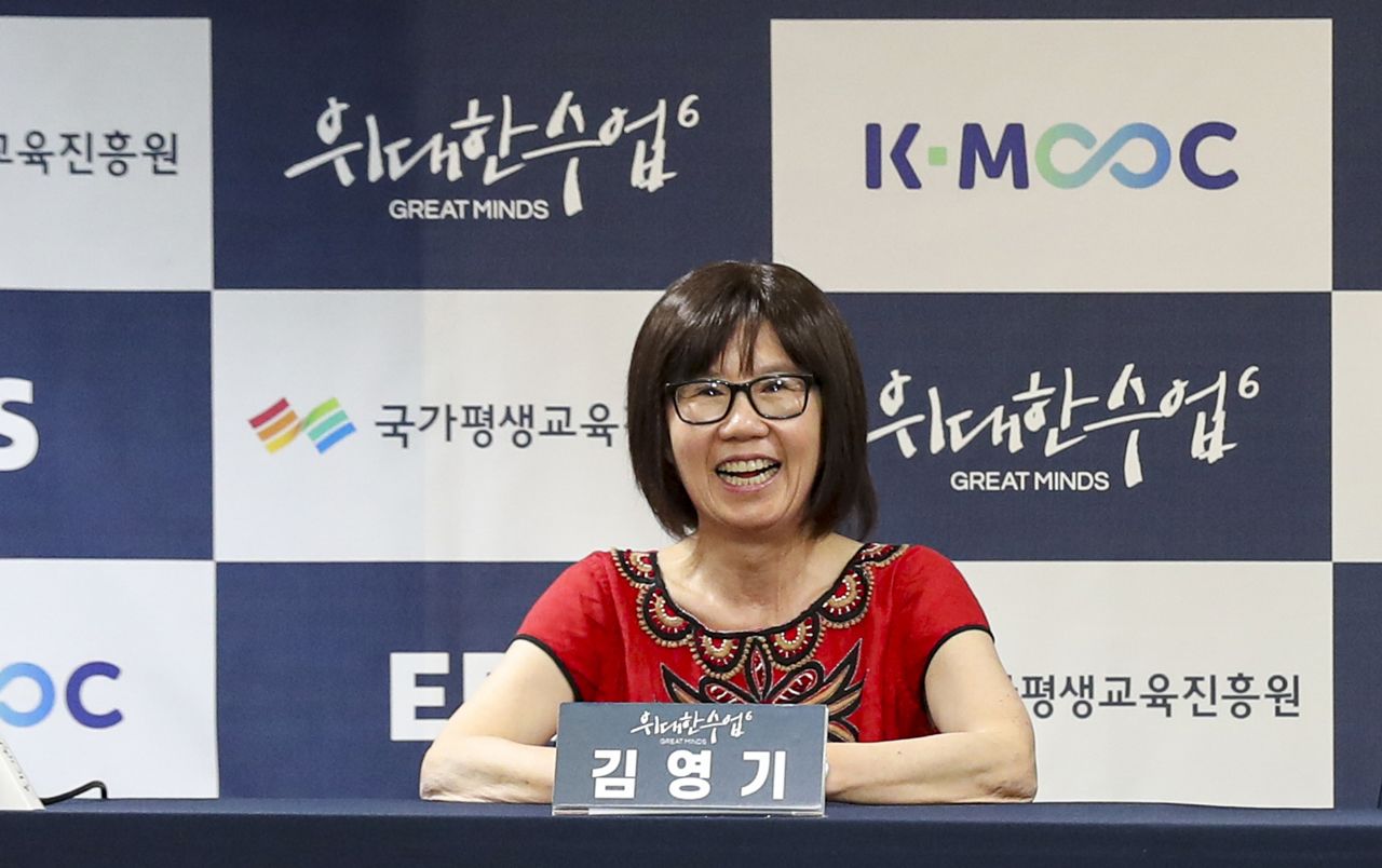 지난 8일 서울 중구 프레스센터에서 김영기 시카고대 물리학과 교수가 EBS 프로그램 ‘위대한 수업’ 제작발표회에 참석해 환하게 웃고 있다. 사진 EBS