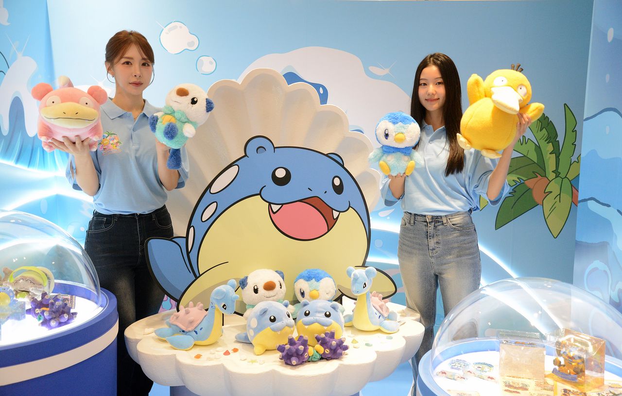 지난 7월 20일 부산 부산진구 롯데백화점 부산본점 지하 1층에 마련된 '포켓몬 느긋느긋 바캉스' 팝업스토어에서 모델들이 다양한 포켓몬 인형을 소개하고 있다. 뉴스1