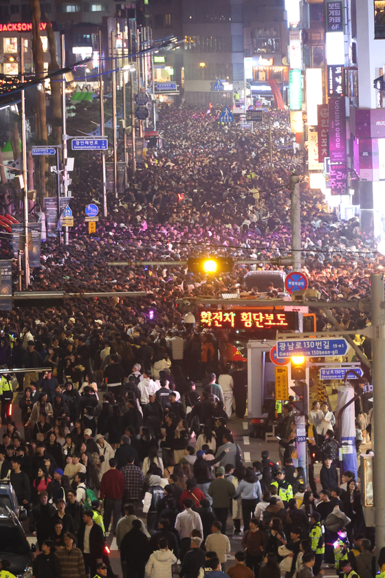 2025년 ‘제20회 부산불꽃축제’가 열린 부산 수영구 광안리해수욕장 도로에서 관람객들이 귀가하고 있다. 부산시는 이날 광안리를 비롯해 해운대, 황령산, 이기대 등 부산 전역에서 117만 명이 관람했다고 밝혔다. [송봉근 객원기자]