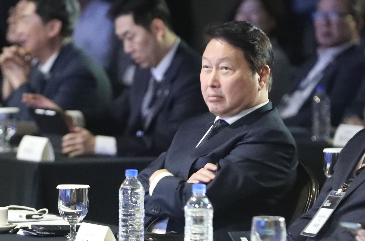 최태원 SK그룹 회장은 11일 ‘2026 울산포럼’에서 “규모 있는 데이터 플랫폼이 없다면 제조 AI는 성공하기 어렵다”며 울산을 넘어 국가 차원에서 제조 데이터를 모아야 한다고 강조했다. 뉴스1