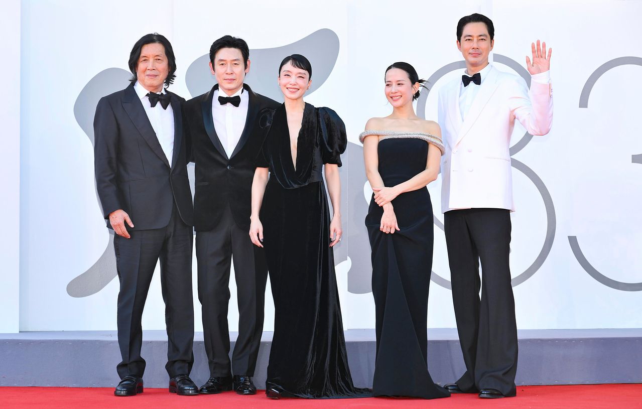 12일(현지 시간) '가능한 사랑' 베니스영화제 경쟁 부문 월드프리미어 레드카펫에서 이창동 감독(왼쪽부터)과 주연 배우 설경구, 전도연, 조여정, 조인성 등이 포즈를 취했다. '가능한 사랑'은 이날 최초 상영에서 7분간의 기립박수를 끌어내며 올해 경쟁부문 진출작 21편 중 수상 가능성이 높은 작품에 꼽혀왔다. EPA=연합