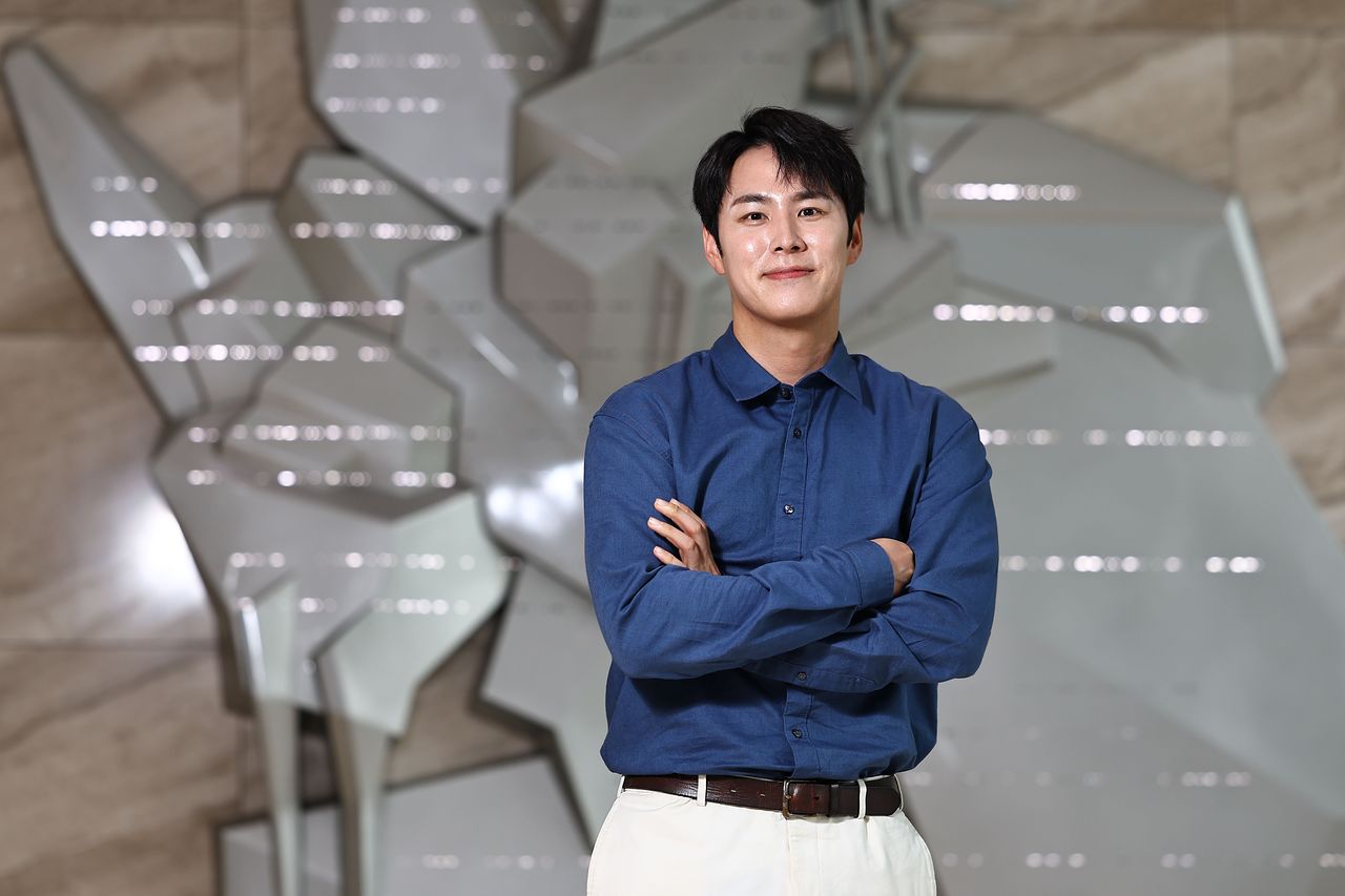  김민성 작가가 서울 마포 상암동 중앙일보 사옥에서 인터뷰하고 있다. 김종호 기자 