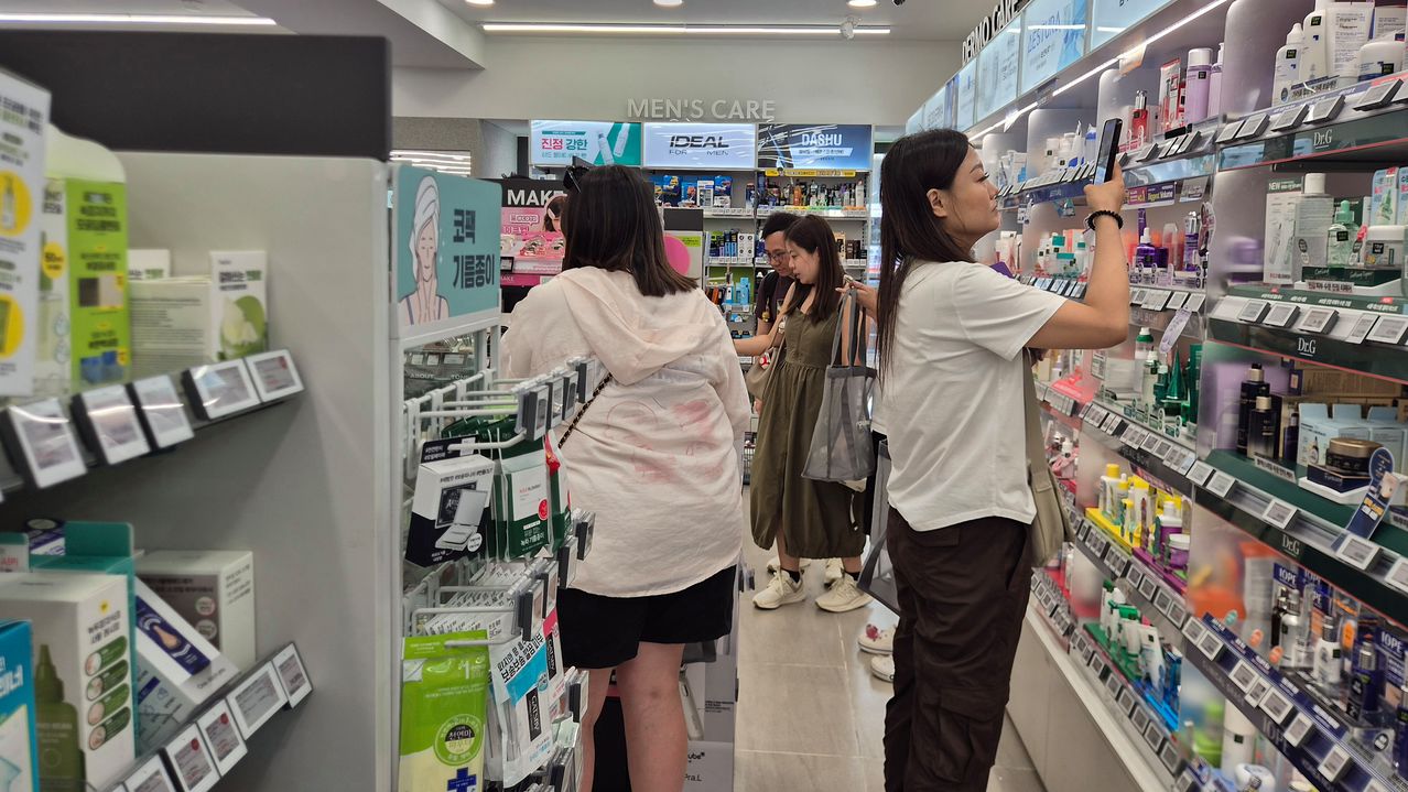 지난 6월 16일 오후 부산 서면의 한 올리브영 매장에서 대만인 관광객들이 쇼핑하고 있다. 이들은 마스크팩과 자외선 차단제 등 미용 관련 제품을 주로 구매했다. 김민주 기자