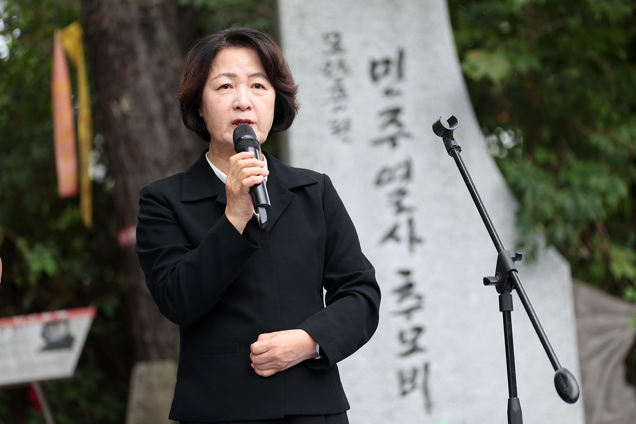 추미애 경기도지사가 12일 남양주시 모란공원 민주열사묘역에서 열린 ‘2026년 경기도 민주화운동희생자 추모제’에 참석해 민주주의를 위해 헌신한 희생자들을 추모하고 유가족을 위로했다. 사진 경기도
