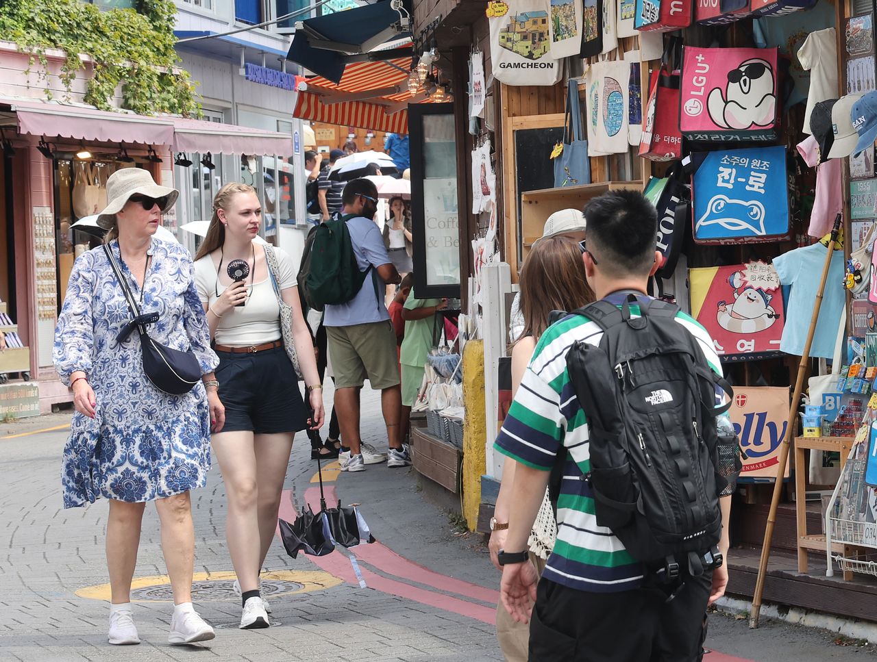 지난 6일 부산 사하구 감천문화마을을 찾은 많은 외국인 관광객들이 마을을 둘러보며 관광을 즐기고 있다. 송봉근 객원기자