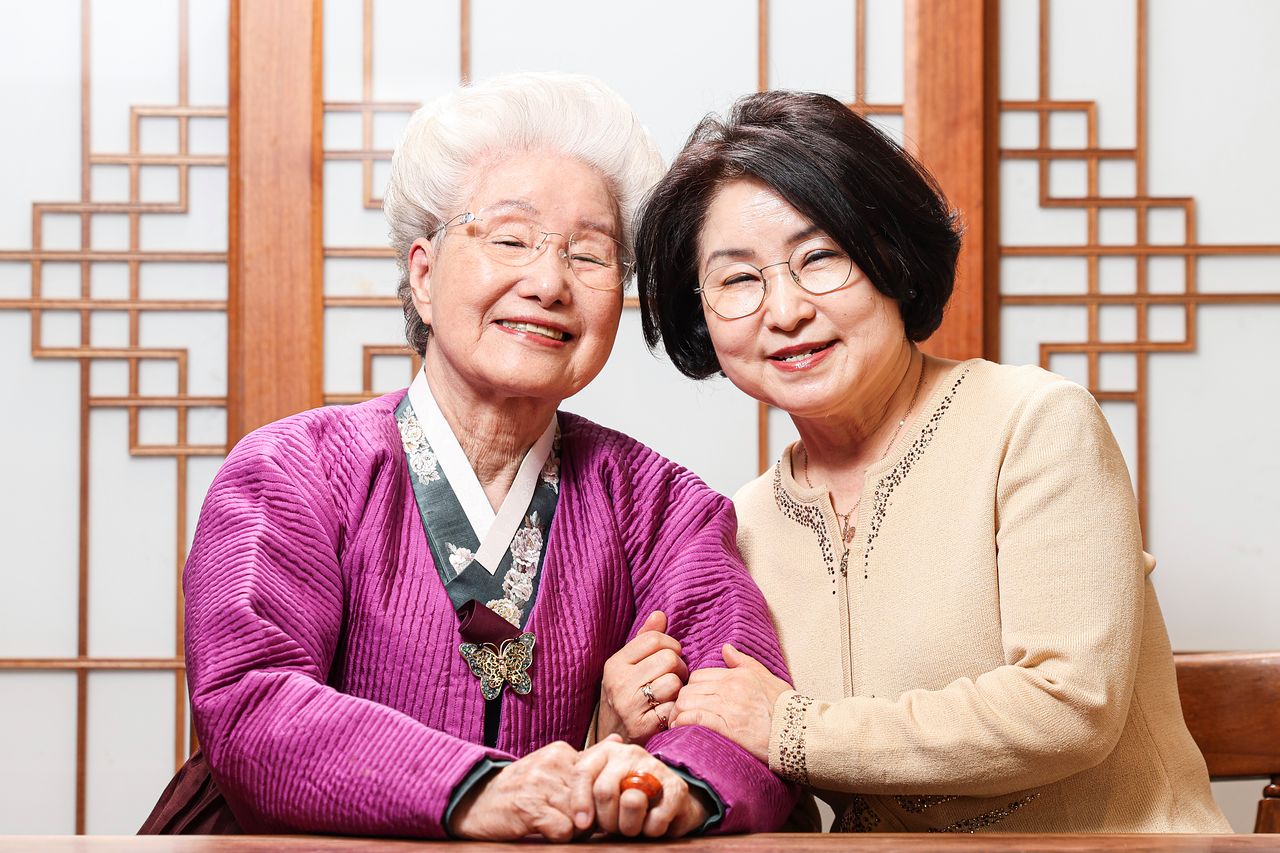  심영순 요리연구가(왼쪽)는 20여 년 전 췌장암을 둘째 딸 장혜주씨(오른쪽)의 식이요법으로 이겨냈다. 김경록 기자