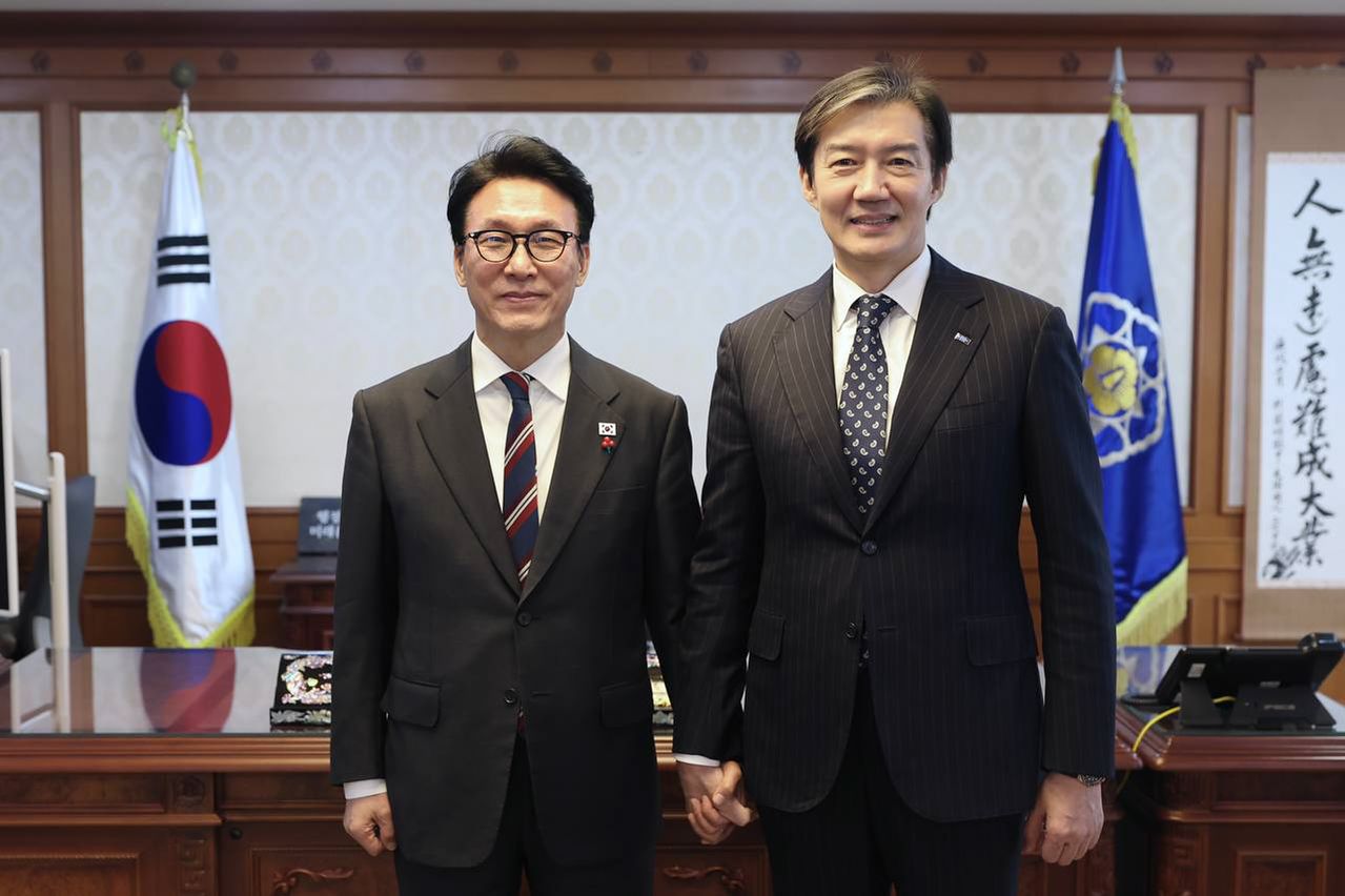 김민석 당시 국무총리와 조국 조국혁신당 당시 대표가 지난 1월 5일 서울 종로구 정부서울청사 총리 집무실에서 면담에 앞서 기념 촬영을 하고 있다. 사진 조국혁신당=뉴스1
