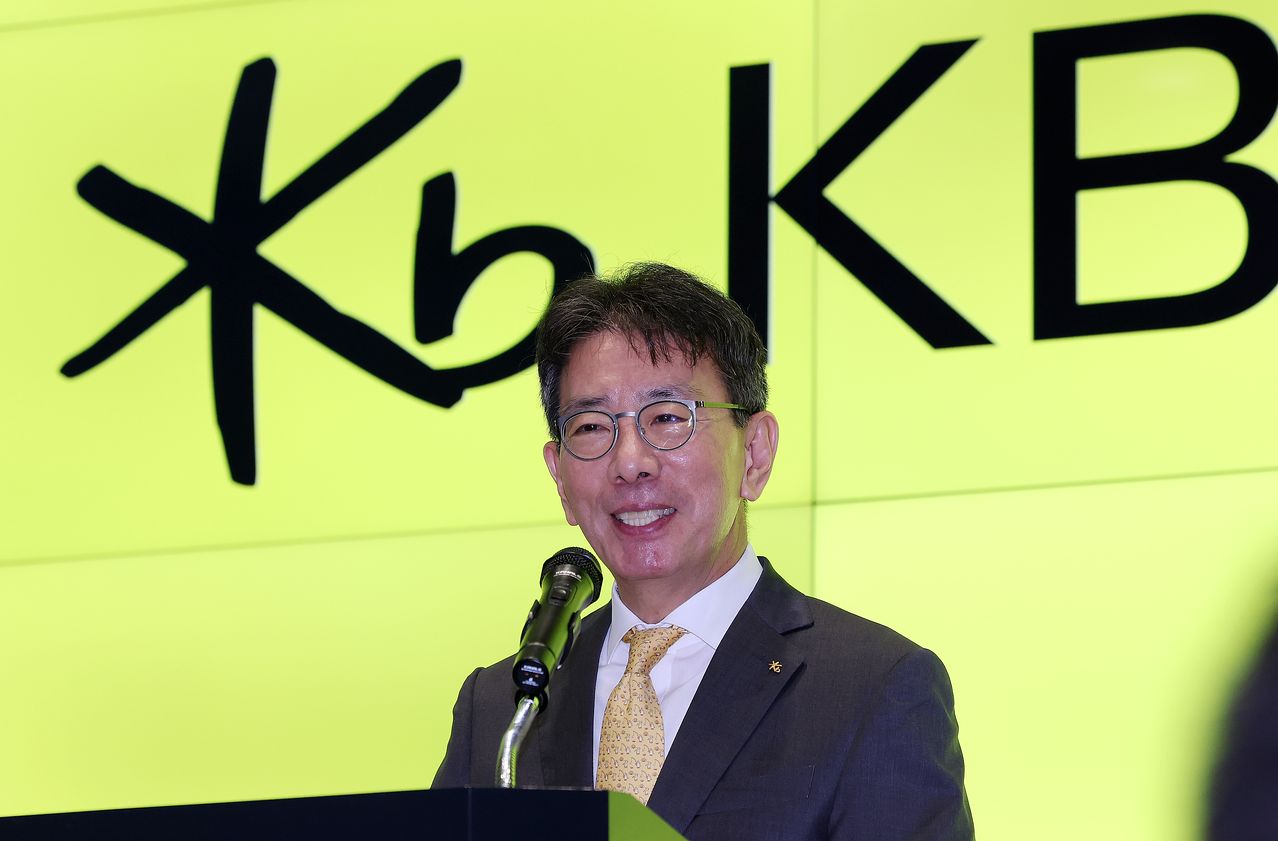 이재근 신임 KB금융지주 회장 후보자는 14일 오전 서울 여의도 사옥에 출근하면서 기자들에게 "분권화한 조직, 지속 가능한 조직에 방점을 두겠다"고 강조했다. 뉴스1