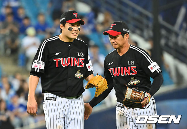 [OSEN=대구, 이석우 기자] 13일 대구삼성라이온즈파크에서 2026 신한 SOL KBO 리그 삼성 라이온즈와 LG 트윈스의 경기가 열렸다. 홈팀 삼성은 최원태가, 방문팀 LG는 임찬규가 선발 출전했다. LG 트윈스 임찬규가 7회말 2사 삼성 라이온즈 김지찬을 유격수 땅볼로 잡고 오지환에게 감사하고 있다. 2026.09.13 / foto0307@osen.co.kr