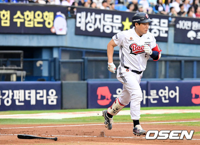 [OSEN=잠실, 지형준 기자]13일 서울 잠실야구장에서 2026 신한 SOL KBO리그 두산 베어스와 NC 다이노스의 경기가 열렸다.이날 두산은 최민석, NC는 토다가 선발로 나섰다.2회말 무사에서 두산 양의지가 좌전 안타를 날리고 1루로 향하고 있다. 2026.09.13 / jpnews@osen.co.kr