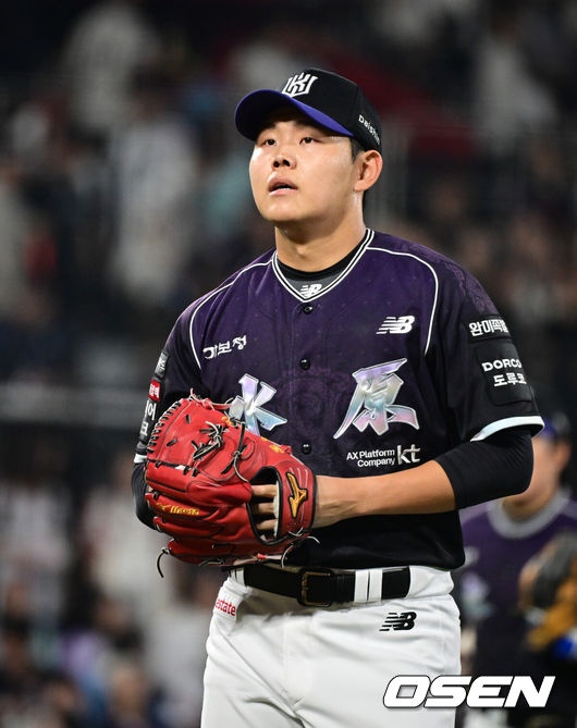 [OSEN=수원, 조은정 기자]13일 수원 KT위즈파크에서 2026 신한 SOL KBO리그 KT 위즈와 롯데 자이언츠의 경기가 열렸다.이날 KT는 소형준, 롯데는 나균안을 선발로 내세웠다.6회초 이닝을 마친 KT 소형준이 더그아웃으로 향하고 있다. 2026.09.13 /cej@osen.co.kr
