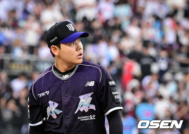 [OSEN=수원, 조은정 기자]13일 수원 KT위즈파크에서 2026 신한 SOL KBO리그 KT 위즈와 롯데 자이언츠의 경기가 열렸다.이날 KT는 소형준, 롯데는 나균안을 선발로 내세웠다.4회초 삼자범퇴로 이닝을 마친 KT 소형준이 더그아웃으로 향하고 있다. 2026.09.13 /cej@osen.co.kr