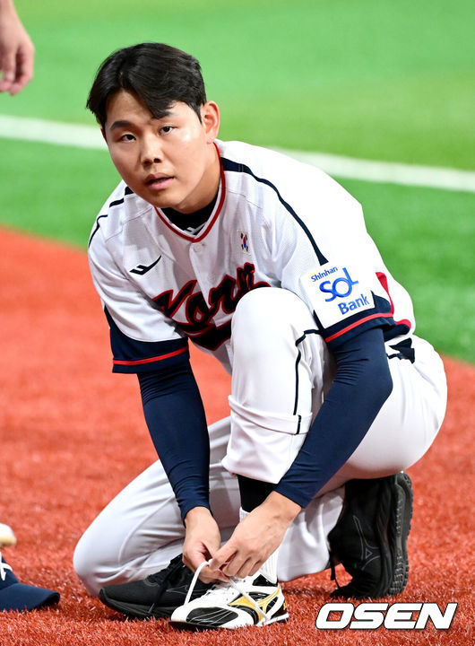 [OSEN=고척, 최규한 기자] 프리미어12를 준비하는 대한민국 야구 대표팀이 3일 오후 서울 고척스카이돔에서 훈련을 가졌다.프리미어12는 세계야구소프트볼연맹(WBSC)에서 개최하는 야구 국제대회로 WBSC 랭킹 상위 12개국이 모여 치르는 대회다. 한국은 2015년 열린 초대 대회에서 우승을 차지했고 2019년 대회에서는 준우승을 달성했다. 이번 대회에서는 9년 만에 우승 탈환을 노린다.대표팀 소형준이 캐치볼 훈련을 준비하며 신발끈을 묶고 있다. 2024.11.03 / dreamer@osen.co.kr