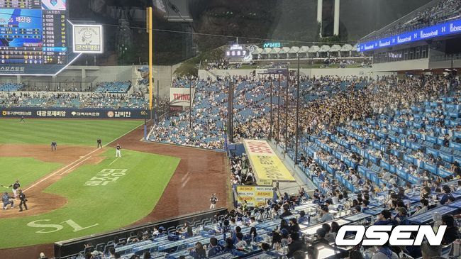 [OSEN=대구, 한용섭 기자] 프로야구 삼성 라이온즈는 13일 대구 삼성라이온즈파크에서 LG 트윈스와 맞대결을 했다. 삼성이 5-13으로 크게 패배하면서 경기 후반 1루측 삼성팬들이 앉았던 내야와 외야 관중석이 텅 비었다. /orange@osen.co.kr
