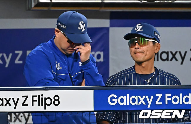 [OSEN=대구, 이석우 기자] 13일 대구삼성라이온즈파크에서 2026 신한 SOL KBO 리그 삼성 라이온즈와 LG 트윈스의 경기가 열렸다. 홈팀 삼성은 최원태가, 방문팀 LG는 임찬규가 선발 출전했다. 삼성 라이온즈 박진만 감독이 패색이 짙어지자 고개를 떨구고 있다. 2026.09.13 / foto0307@osen.co.kr