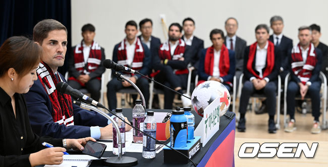 [OSEN=천안, 조은정 기자]로베르트 모레노 감독 취임 및 하나은행 초청 축구국가대표팀 친선경기 명단발표 기자회견이 14일 오후 천안 코리아풋볼파크 스타디움 대강당에서 열렸다.로베르트 모레노(49) 대한민국 축구대표팀 임시 감독의 계약 기간은 오는 11월 27일까지다. 9월과 10월 4경기, 11월 2경기 등 단 6차례의 A매치에서 자신을 증명해야 한다. 성적과 경기 내용에 따라 내년 1월 열리는 2027 아시아축구연맹(AFC) 아시안컵까지 계약이 연장될 수 있다.모레노 감독이 취재진의 질문을 받고 있다. 2026.09.14 /cej@osen.co.kr