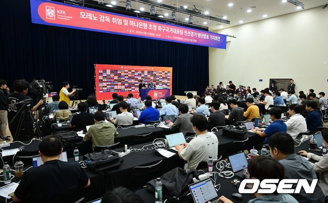 [OSEN=천안, 조은정 기자]로베르트 모레노 감독 취임 및 하나은행 초청 축구국가대표팀 친선경기 명단발표 기자회견이 14일 오후 천안 코리아풋볼파크 스타디움 대강당에서 열렸다.로베르트 모레노(49) 대한민국 축구대표팀 임시 감독의 계약 기간은 오는 11월 27일까지다. 9월과 10월 4경기, 11월 2경기 등 단 6차례의 A매치에서 자신을 증명해야 한다. 성적과 경기 내용에 따라 내년 1월 열리는 2027 아시아축구연맹(AFC) 아시안컵까지 계약이 연장될 수 있다.모레노 감독이 취재진 질문에 답변을 하고 있다. 2026.09.14 /cej@osen.co.kr