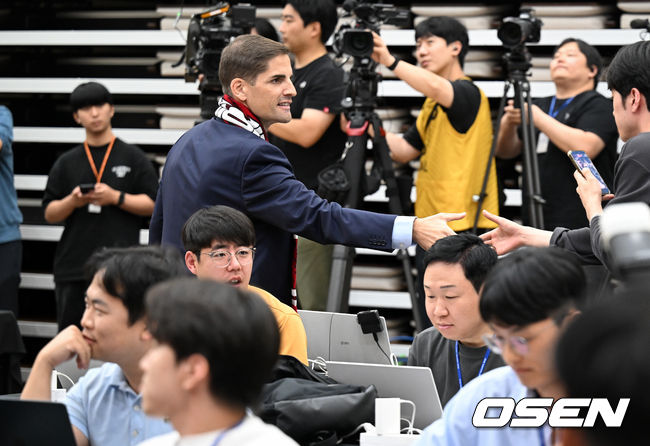 [OSEN=천안, 조은정 기자]로베르트 모레노 감독 취임 및 하나은행 초청 축구국가대표팀 친선경기 명단발표 기자회견이 14일 오후 천안 코리아풋볼파크 스타디움 대강당에서 열렸다.로베르트 모레노(49) 대한민국 축구대표팀 임시 감독의 계약 기간은 오는 11월 27일까지다. 9월과 10월 4경기, 11월 2경기 등 단 6차례의 A매치에서 자신을 증명해야 한다. 성적과 경기 내용에 따라 내년 1월 열리는 2027 아시아축구연맹(AFC) 아시안컵까지 계약이 연장될 수 있다.기자회견을 마친 모레노 감독이 취재진과 인사를 하고 있다. 2026.09.14 /cej@osen.co.kr