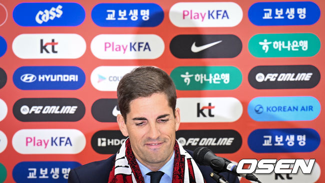 [OSEN=천안, 조은정 기자]로베르트 모레노 감독 취임 및 하나은행 초청 축구국가대표팀 친선경기 명단발표 기자회견이 14일 오후 천안 코리아풋볼파크 스타디움 대강당에서 열렸다.로베르트 모레노(49) 대한민국 축구대표팀 임시 감독의 계약 기간은 오는 11월 27일까지다. 9월과 10월 4경기, 11월 2경기 등 단 6차례의 A매치에서 자신을 증명해야 한다. 성적과 경기 내용에 따라 내년 1월 열리는 2027 아시아축구연맹(AFC) 아시안컵까지 계약이 연장될 수 있다.모레노 감독이 취재진 질문에 답변을 하고 있다. 2026.09.14 /cej@osen.co.kr