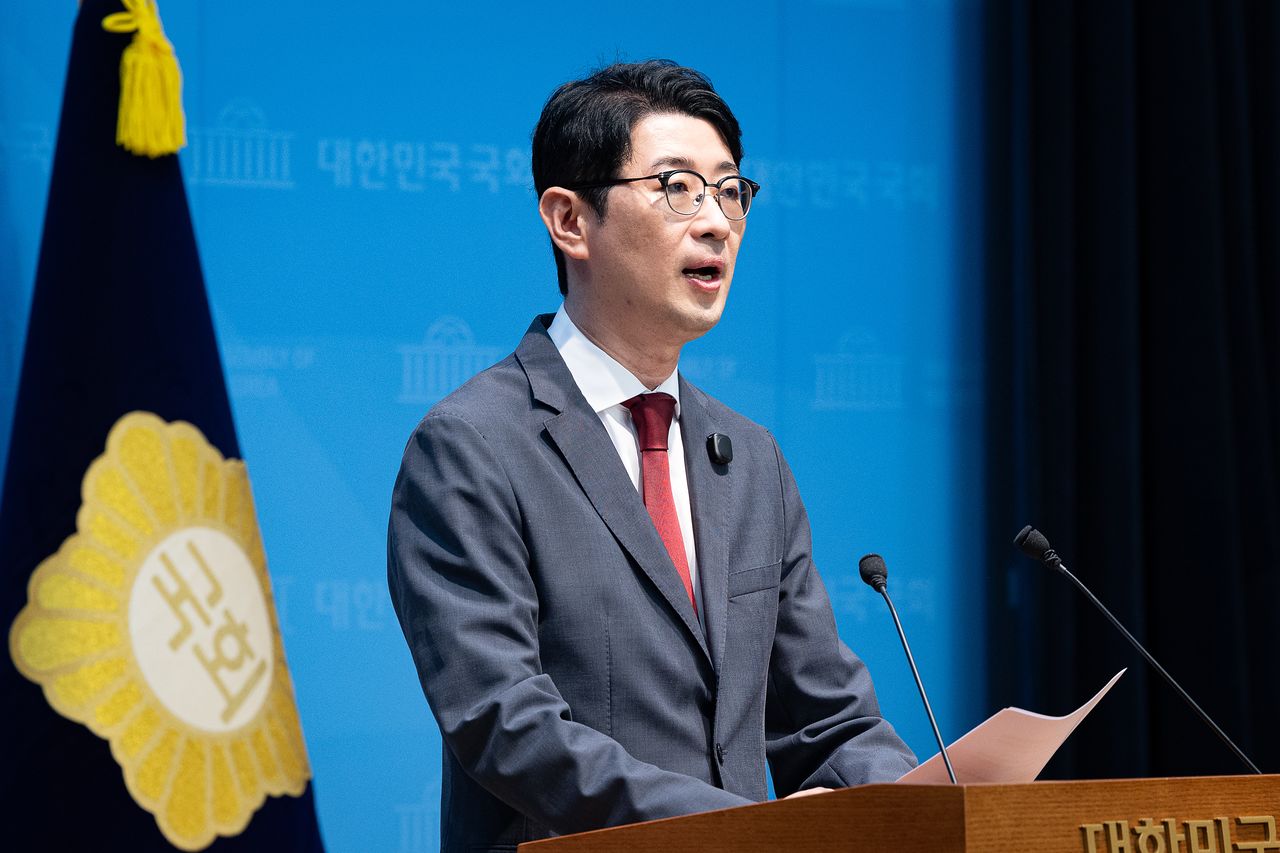 주진우 국민의힘 의원이 13일 국회 소통관에서 김승원 법무부 장관 후보자 가족 조합의 방과후 활동서비스 제공기관 지정 심사 당시 평가점수가 조작됐다는 의혹을 제기했다. 뉴스1