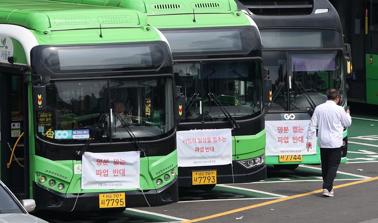서울 시내버스 노조의 총파업이 이틀 앞으로 다가온 14일 서울 시내 한 공영차고지에 버스가 세워져 있다. 뉴시스