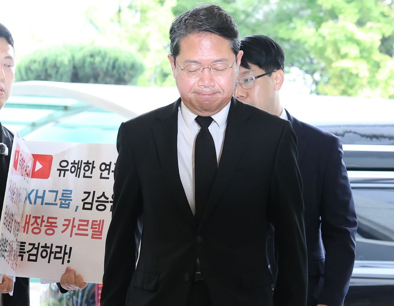 김승원 법무부 장관 후보자가 14일 오전 서울 종로구에 마련된 인사청문회 준비사무실로 출근하며 청년 유튜버들의 항의를 받고 있다. 뉴시스