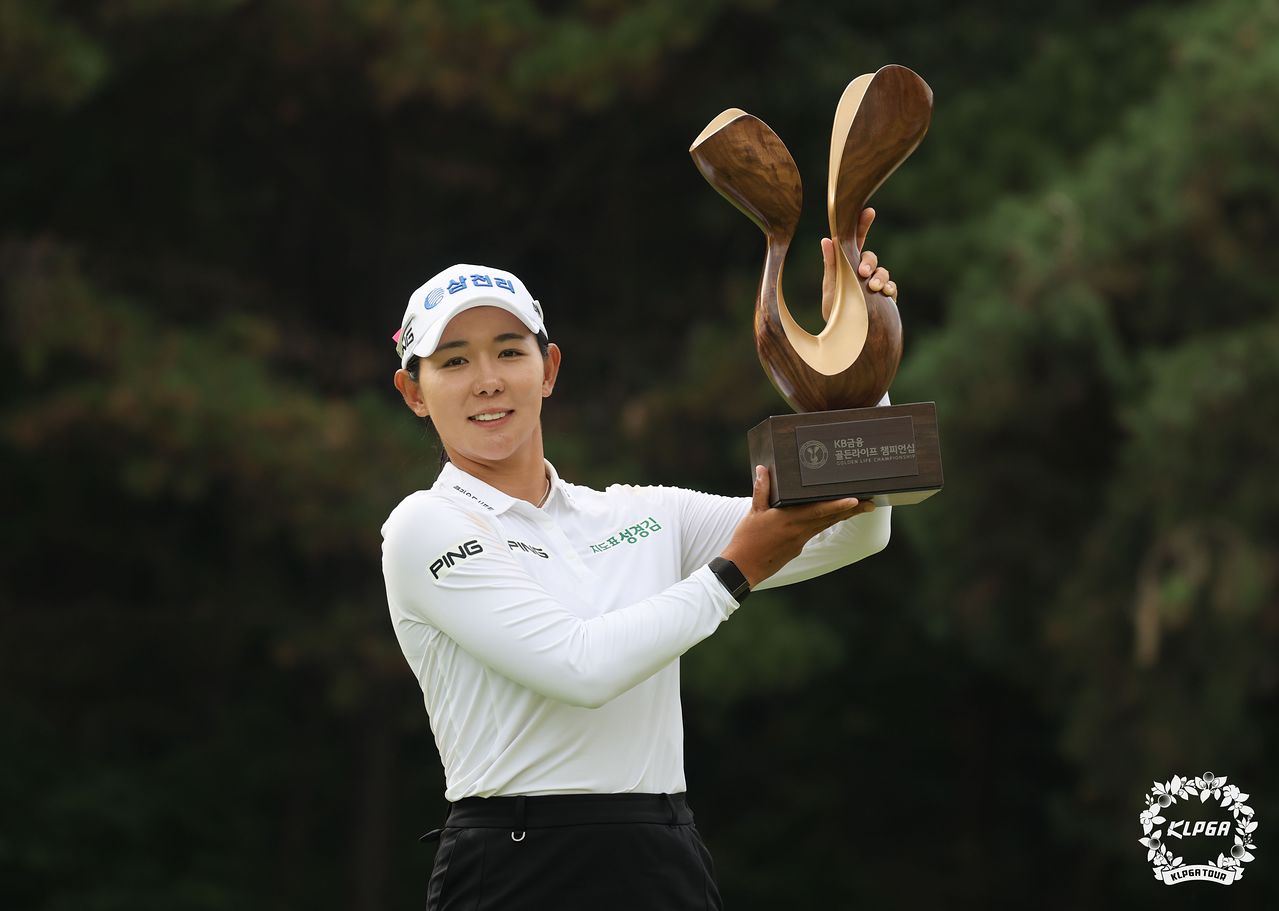 첫 메이저 대회 정상에 오른 박보겸이 우승 트로피를 들어보이고 있다. [사진 KLPGA]