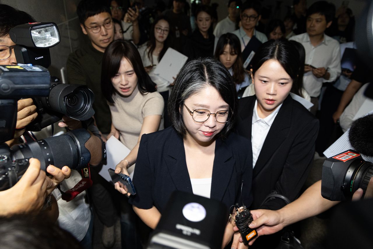 용혜인 성평등가족부 장관 후보자(가운데)가 13일 국회 소통관에서 기자회견을 열고 자진사퇴 의사를 밝힌 뒤 회견장을 떠나고 있다. [뉴스1]