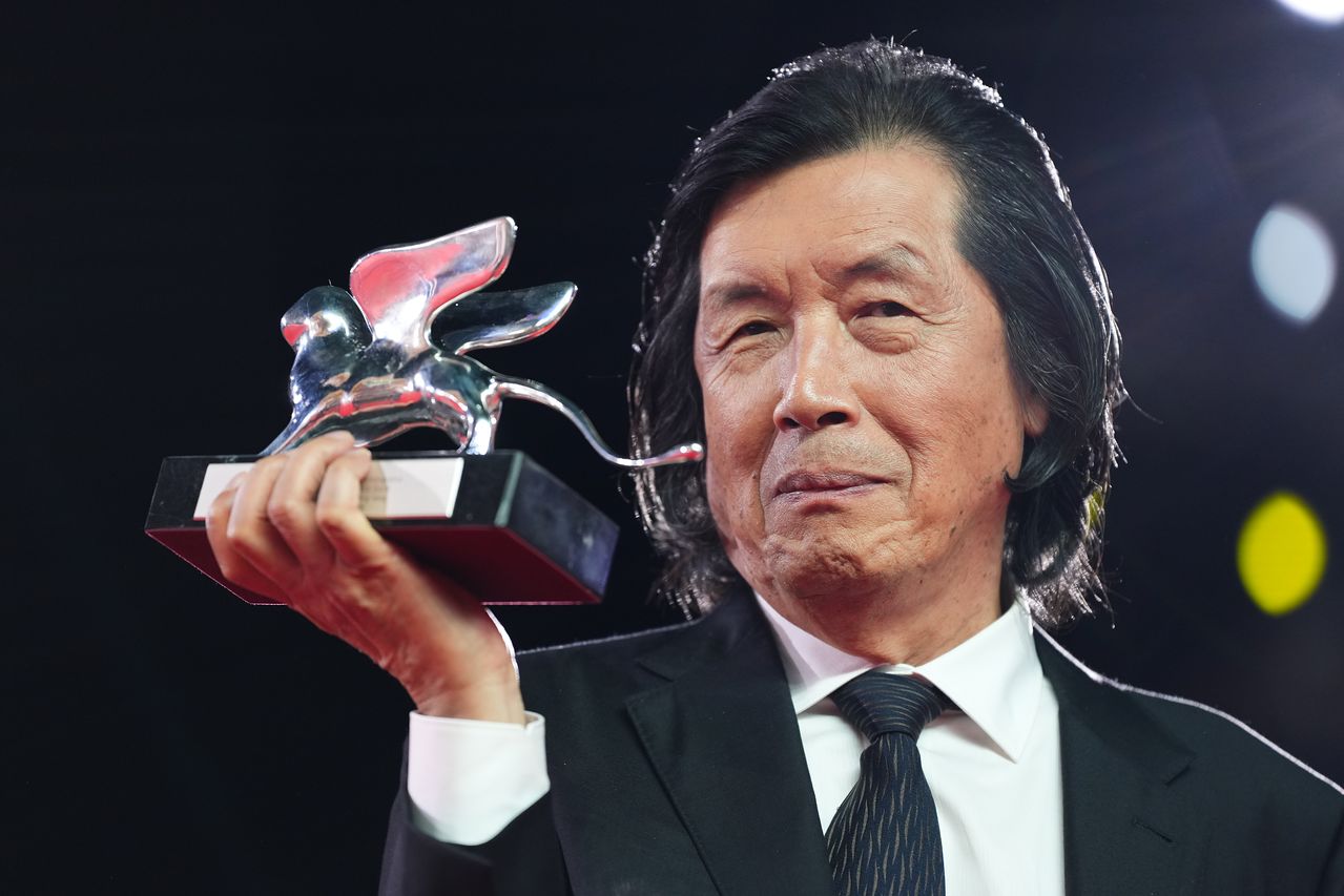 베니스영화제 심사위원대상을 수상한 이창동 감독이 트로피를 들어 보이고 있다. 이재명 대통령은 “우리 영화의 다양성이 더욱 넓어지기를 바란다”고 축사를 남겼다. [로이터=연합뉴스]