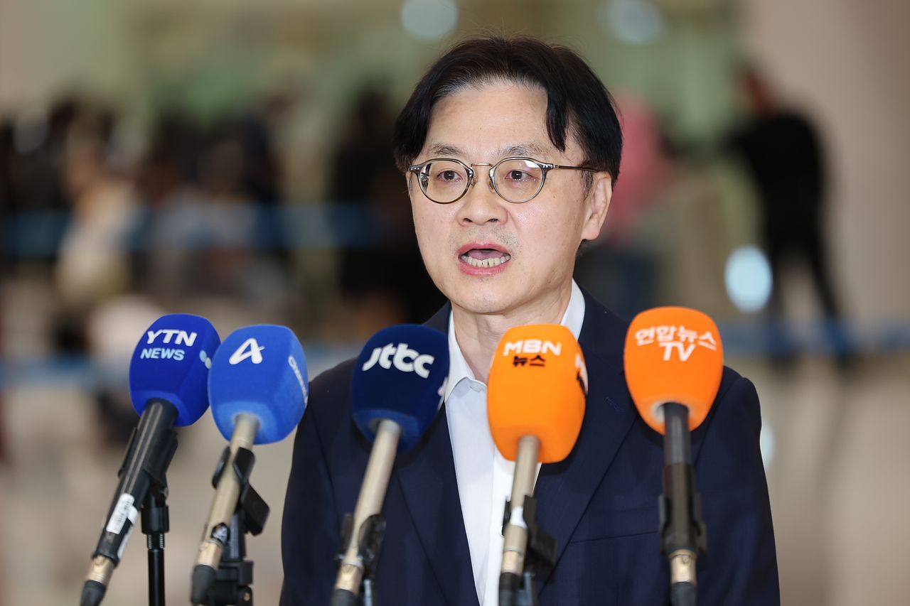 김정관 산업통상부 장관이 13일 미국과의 대미 투자 프로젝트 선정을 위한 협의를 마치고 인천국제공항 2터미널을 통해 귀국하며 취재진 질문에 답하고 있다. 뉴스1