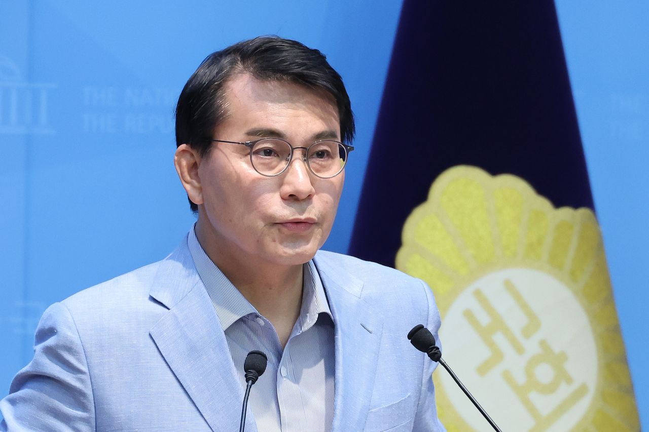 윤상현 6.3 지방선거 투표용지 부족사태 등 국민참정권 침해 진상규명 및 선거관리 개혁을 위한 국정조사특별위원회 위원장이 지난달 30일 서울 여의도 국회 소통관에서 현안 관련 기자회견을 하고 있다. 뉴스1