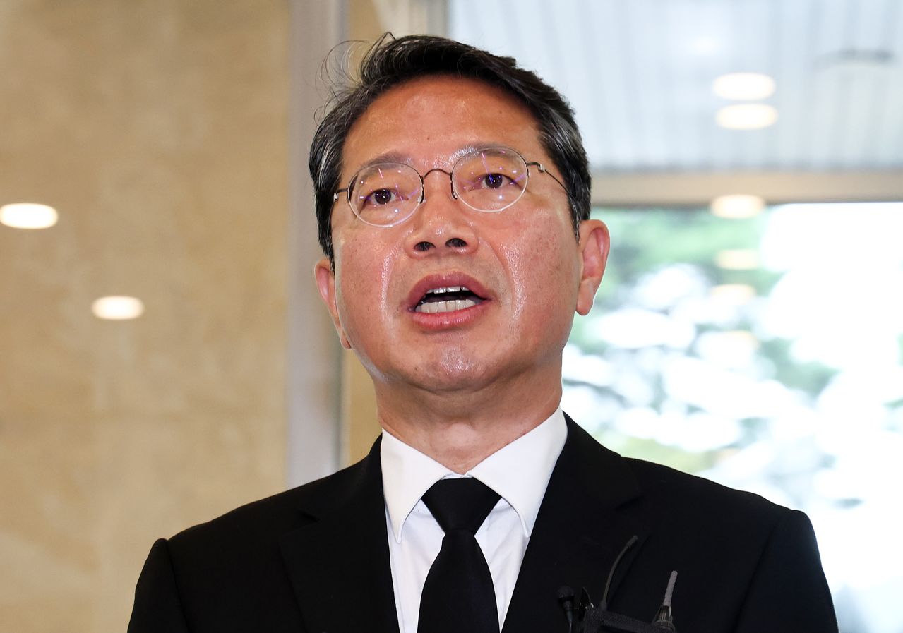 김승원 법무부 장관 후보가 14일 오전 서울 종로구 적선현대빌딩에 마련된 인사청문회 준비 사무실로 출근하며 취재진 앞에서 발언하고 있다. 뉴스1