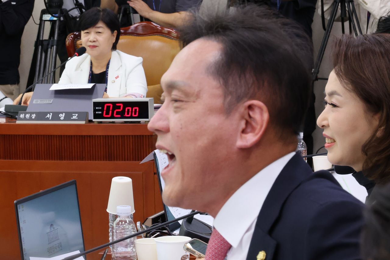 15일 국회 법제사법위원회에서 열린 김승원 법무부 장관 후보자에 대한 인사청문회에서 국민의힘 김태규 의원이 서영교 위원장의 의사진행에 항의하고 있다. 연합뉴스