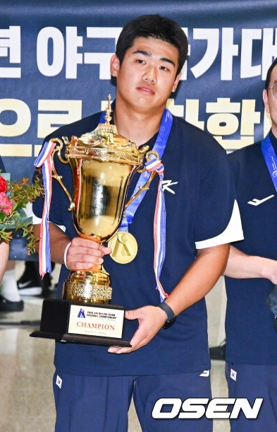 [OSEN=인천공항, 박준형 기자]U18 야구대표팀 정윤진 감독과 엄준상, 송병준 단장이 포즈를 취하고 있다 .  2026.09.14 / soul1014@osen.co.kr